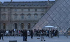 Louvre: Des visiteurs font la queue en attendant de savoir si la grève est reconduite