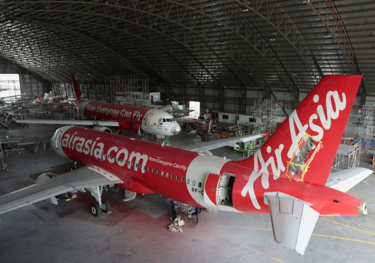 Un technicien travaille sur un avion dans le hangar de maintenance d'Asia Digital Engineering à Subang