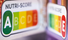 Un étiquetage "Nutri-score" sur une boîte de biscuits, à Paris, le 10 mars 2025 ( AFP / JOEL SAGET )