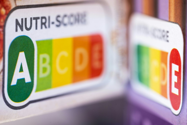 Un étiquetage "Nutri-score" sur une boîte de biscuits, à Paris, le 10 mars 2025 ( AFP / JOEL SAGET )