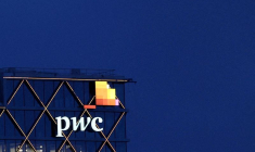 Le logo de PwC est visible sur le toit d'un bureau bruxellois de la société