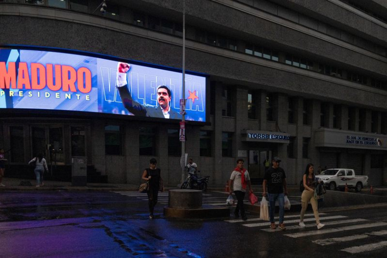 Une image du président vénézuélien Nicolas Maduro dans la rue