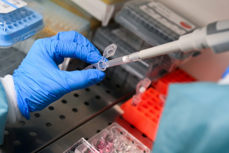 Un chercheur dilue de l'ARN messager au laboratoire Inserm ART-RNAm à Orléans, le 18 novembre 2025 ( AFP / JEAN-FRANCOIS MONIER )