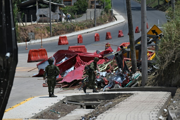 Des soldats se tiennent près des restes d'un péage en construction détruit par une explosion à Santander de Quilichao, en Colombie, le 8 août 2026 ( AFP / Joaquin SARMIENTO )