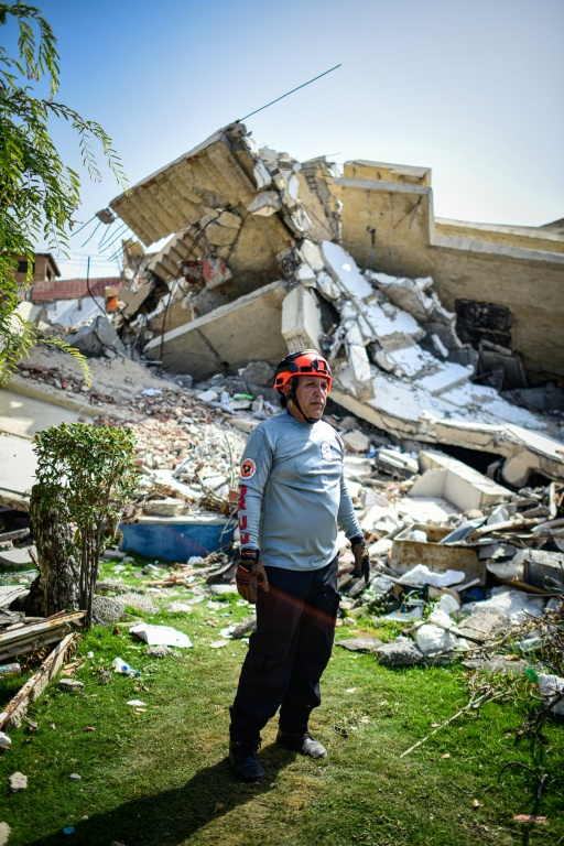 Domingo Pacheco, membre du Groupe uni de sauvetage unifié du Venezuela (GRUV), pose pour une photo lors d'opérations d'inspection dans une zone touchée par le séisme du 24 juin à Catia La Mar, au Venezuela, le 4 août 2026 ( AFP / Maxwell BRICENO )