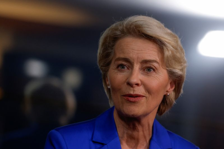 La présidente de la Commission européenne, Ursula von der Leyen, s'exprime lors d'une interview avec Reuters