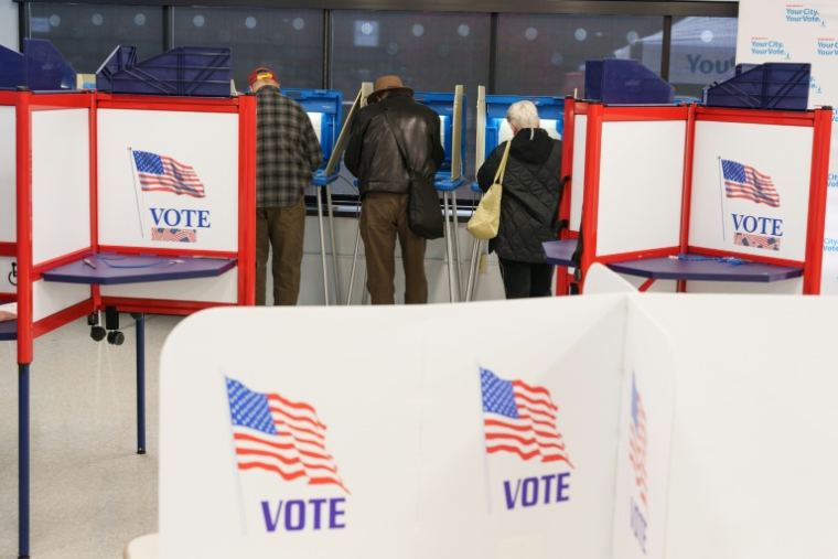 Des électeurs remplissent leurs bulletins de vote lors du premier jour du vote anticipé pour les élections de mi-mandat à Minneapolis, dans le Minnesota, le 16 octobre 2026 ( AFP / Tim Evans )