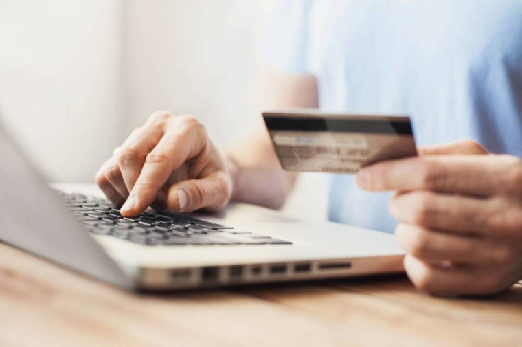 Comment gérer un souci bancaire à distance ? / iStock.com - Poike