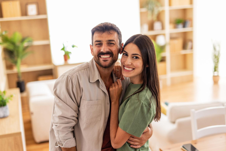 L’investissement locatif étudiant séduit Julien et Léa par son équilibre entre accessibilité, rendement et utilité sociale. Ils comptent choisir le régime LMNP réel et ainsi amortir le bien et le mobilier. Ils vont aussi réduire fortement leur imposition sur les loyers. ( crédit photo : Getty Images )