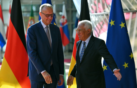 Friedrich Merz et Antonio Costa à Bruxelles, le 9 mai 2025 ( AFP / Nicolas TUCAT )