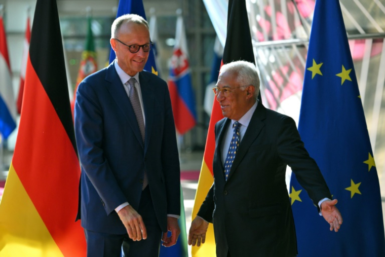 Friedrich Merz et Antonio Costa à Bruxelles, le 9 mai 2025 ( AFP / Nicolas TUCAT )