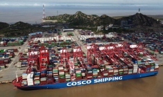 Photo d'archives d'un porte-conteneurs Cosco Shipping à Shanghai, en Chine
