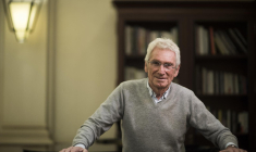 Robert Clergerie, fondateur en 1981 de la marque de chaussures à son nom, en 2017 à Paris. ( AFP / MARTIN BUREAU )