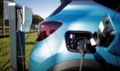 Une borne de recharge Renault wallbox est utilisée par une voiture hybride Renault Captur chez un concessionnaire des Sorinières