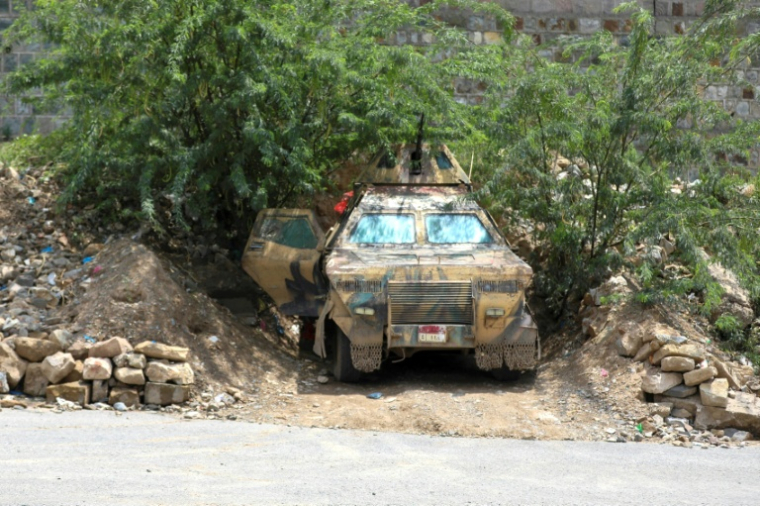 Un véhicule blindé appartenant aux forces du gouvernement yéménite soutenu par l'Arabie saoudite, près du front de Jabal Han à l'ouest de Taëz, le 3 octobre 2026 ( AFP / AHMAD AL-BASHA )