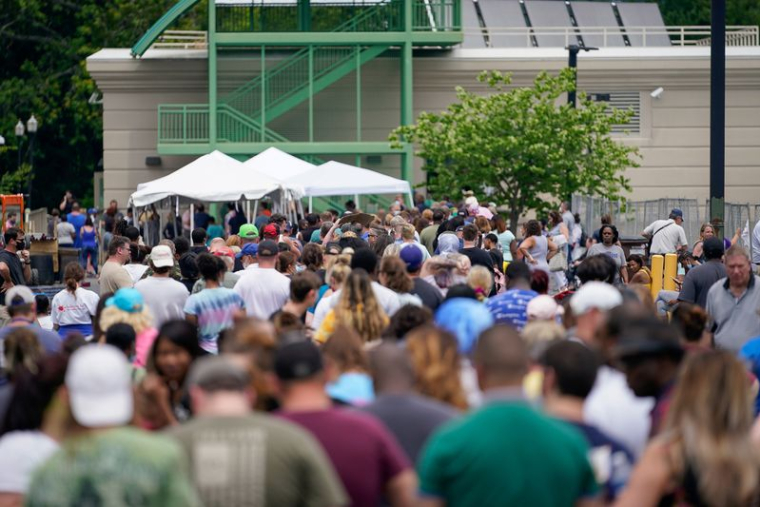 Des milliers de personnes font la queue devant l'agence pour l'emploi de Frankfort