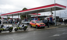 Des policiers sur les lieux où un homme a ouvert le feu depuis sa voiture, le 23 octobre 2026 à Trappes, dans les Yvelines ( AFP / Dimitar DILKOFF )
