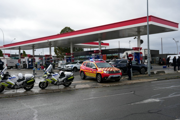 Des policiers sur les lieux où un homme a ouvert le feu depuis sa voiture, le 23 octobre 2026 à Trappes, dans les Yvelines ( AFP / Dimitar DILKOFF )