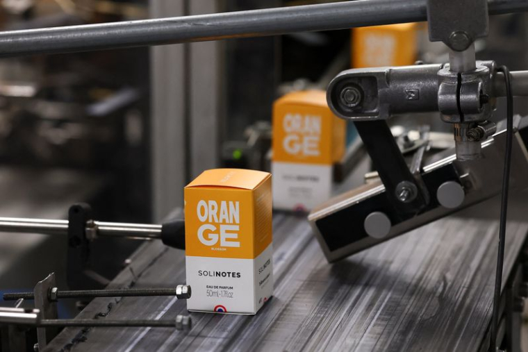 Des flacons emballés de parfum Solinotes sont visibles sur la ligne de production de l'usine Corania, aux Pennes-Mirabeau, près de Marseille, France