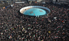 Des drapeaux iraniens et des portraits du nouveau guide suprême iranien, l'ayatollah Mojtaba Khamenei, lors d'un rassemblement de soutien à Téhéran, le 9 mars 2026 ( AFP / STR )