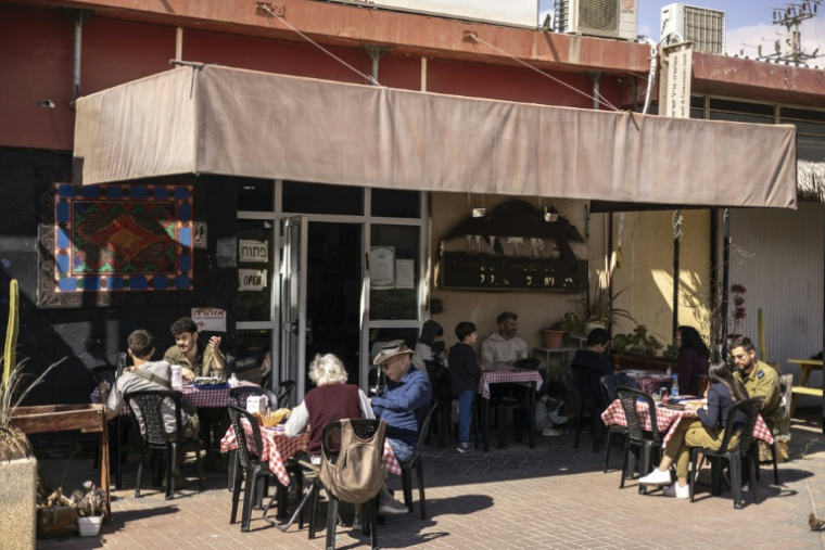 Des clients attablés à un café de Mitzpe Ramon, le 15 mars 2026 ( AFP / OLYMPIA DE MAISMONT )
