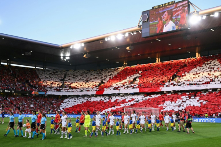 Les tribunes aux couleurs de la Suisse avant le quart de finale de l'Euro contre l'Espagne, le 18 juillet 2025 à Bern ( AFP / SEBASTIEN BOZON )