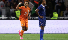 Le défenseur ivoirien Guéla Doué et le défenseur français Jules Koundé lors de la victoire de la Côte d'Ivoire face à la France en match de préparation, jeudi 4 juin 2026 à Nantes ( AFP / FRANCK FIFE )