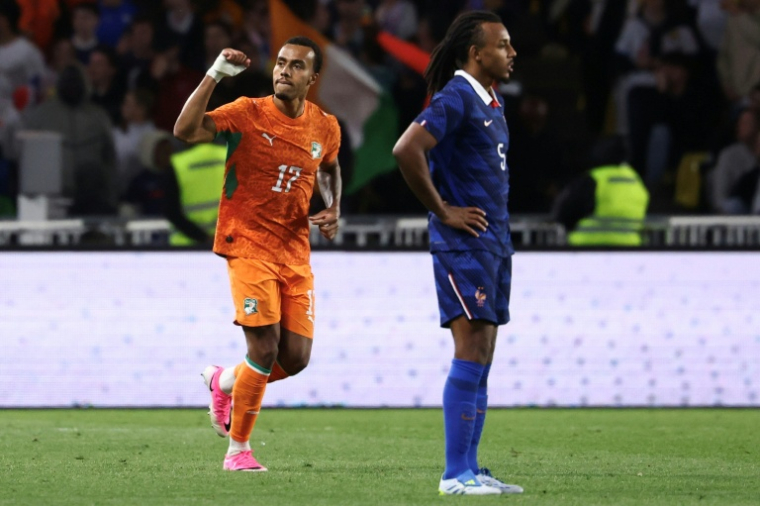 Le défenseur ivoirien Guéla Doué et le défenseur français Jules Koundé lors de la victoire de la Côte d'Ivoire face à la France en match de préparation, jeudi 4 juin 2026 à Nantes ( AFP / FRANCK FIFE )