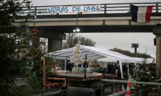 Sur le barrage de l'A64 à Carbonne (Haute-Garonne), des sapins ont été installés à côtés des barnums par les agriculteurs en colère, le 22 décembre 2025 ( AFP / Valentine CHAPUIS )