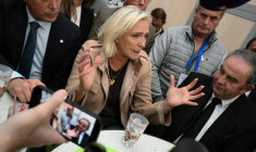La présidente du groupe parlementaire du Rassemblement national (RN), Marine Le Pen (c), s'adresse aux médias en marge d'une visite au sommet de l'élevage à Cournon-d'Auvergne, près de Clermont-Ferrand, le 8 octobre 2025 dans le Puy-de-Dôme ( AFP / JEAN-PHILIPPE KSIAZEK )
