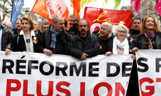 Des dirigeants syndicaux tiennent une banderole lors d'une manifestation