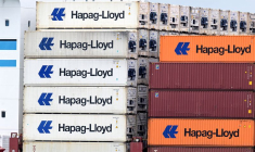 Une vue montre des conteneurs Hapag-Lloyd à un terminal de chargement dans le port de Hambourg