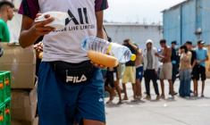 Des bénévoles de l'ONG Luna Blanca distribuent de la nourriture à des migrants sur le site industriel d'El Tajaral à Ceutae, Espagne, le 2 septembre 2026 ( AFP / Antonio Sempere )