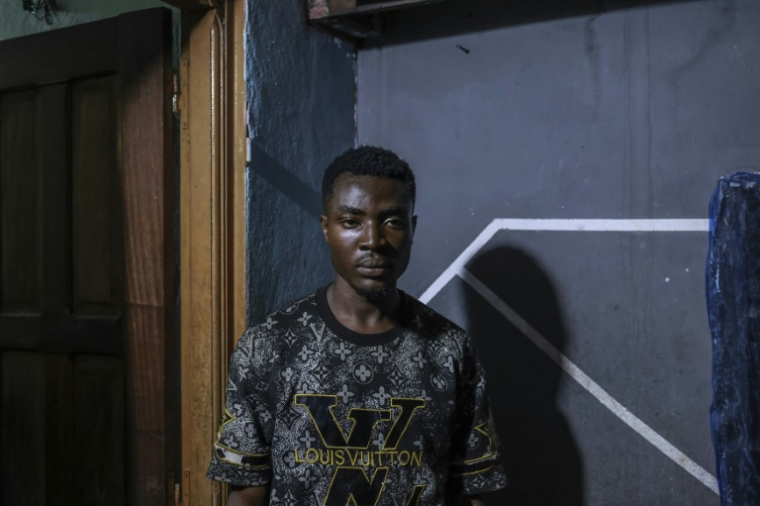Courage Anushuni, le fils de Géraldine, victime de féminicide, à Yaoundé, le 16 septembre 2026 ( AFP / Daniel BELOUMOU OLOMO )