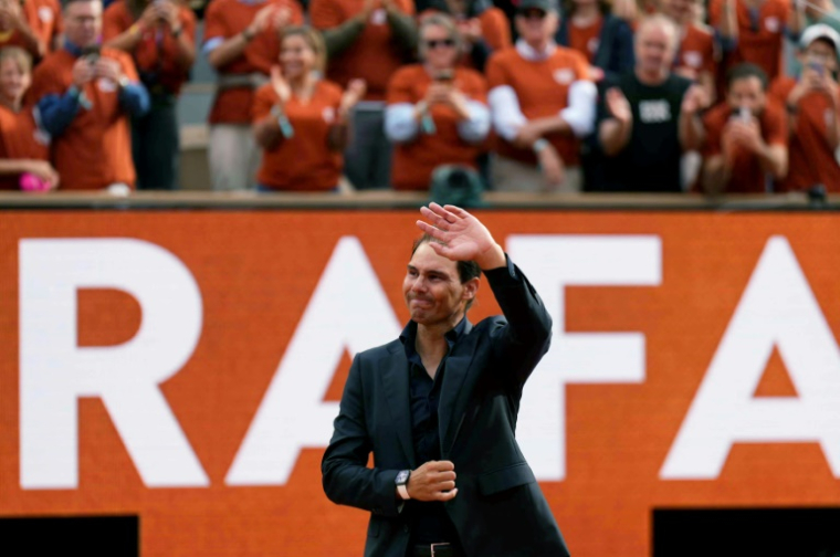 Rafael Nadal salue la foule à Roland-Garros lors d'une cérémonie en son honneur, le 25 mai 2025 à Paris ( AFP / Dimitar DILKOFF )