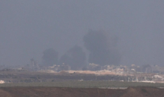 Fumée au-dessus de Gaza après des frappes de l'armée israélienne qui dit reprendre la trêve