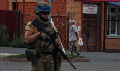 Un militaire ukrainien patrouille dans la ville de Soudja