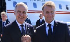 Le Premier ministre canadien Mark Carney (g) accueilli le 20 septembre 2026 par le président français Emmanuel Macron à Saint-Pierre-et-Miquelon ( AFP / Ludovic MARIN )