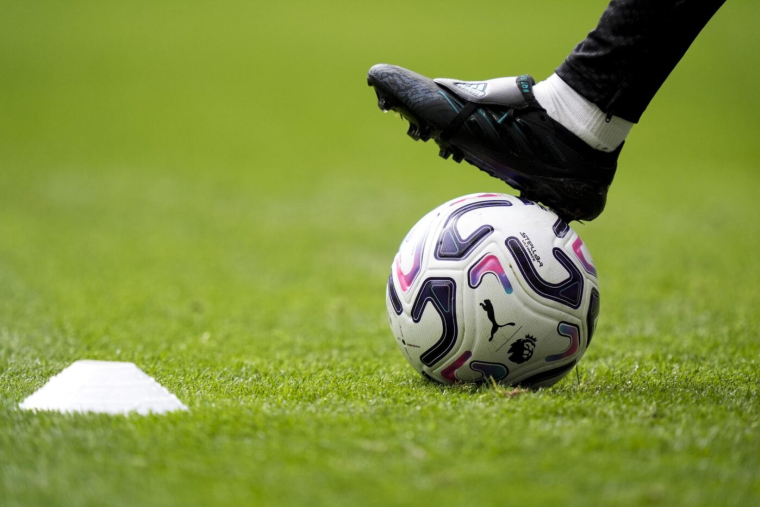 Les dribbles d'un enfant de 3 ans font venir la police au bord d'un terrain