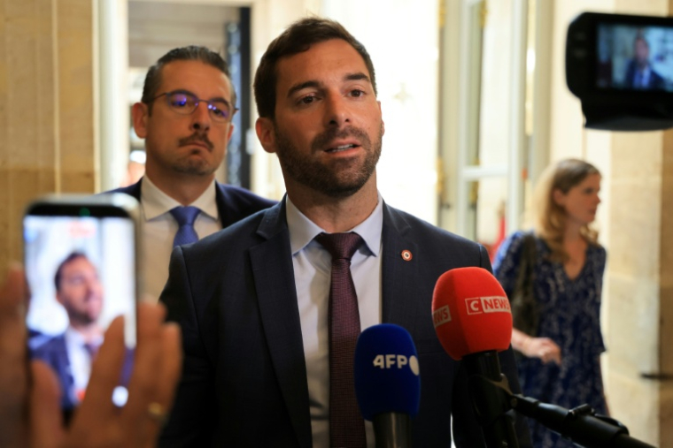 RLe député RN Julien Odoul s'adresse aux journalistes après l'adoption à l'unanimité par l'Assemblée nationale d'une proposition de loi visant à abolir les lois relatives à l'esclavage, le 28 mai 2026 à Paris ( AFP / Ludovic MARIN )