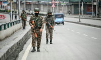 Des paramilitaires indiens en patrouille sur une route à Srinagar, le 10 mai 2025 au Cachemire indien ( AFP / Sajjad HUSSAIN )