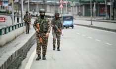 Des paramilitaires indiens en patrouille sur une route à Srinagar, le 10 mai 2025 au Cachemire indien ( AFP / Sajjad HUSSAIN )