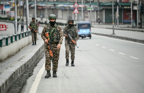 Des paramilitaires indiens en patrouille sur une route à Srinagar, le 10 mai 2025 au Cachemire indien ( AFP / Sajjad HUSSAIN )