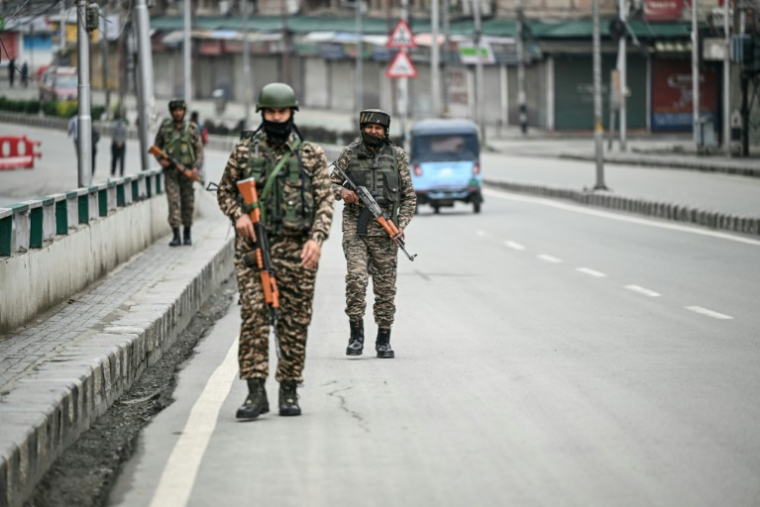 Des paramilitaires indiens en patrouille sur une route à Srinagar, le 10 mai 2025 au Cachemire indien ( AFP / Sajjad HUSSAIN )