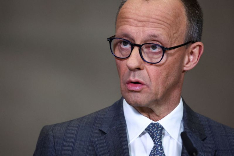 Friedrich Merz, chancelier pressenti d'Allemagne et chef du parti Union chrétienne-démocrate (CDU), regarde pendant qu'il fait une déclaration après des pourparlers de coalition, à Berlin