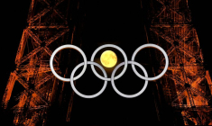 La lune est photographiée avec les anneaux olympiques sur la tour Eiffel