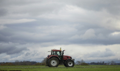 Un agriculteur opposé à l'accord UE-Mercosur conduit son tracteur à Arras, dans le nord de la France, le 19 novembre 2025 ( AFP / Sameer Al-DOUMY )