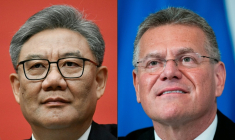 Combinaison d'images créée le 26 juin 2026 avec à gauche le ministre du commerce chinois à Pékin le 24 octobre 2025, et à droite le responsable des négociations commerciales de l'Union européenne, Maros Sefcovic à Bruxelles le 29 juin 2026 ( AFP / Pedro PARDO )