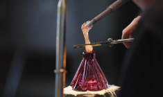 Fabrication d'une décoration de Noël au Centre international d'art verrier à Meisenthal (Moselle) ( AFP / FREDERICK FLORIN )