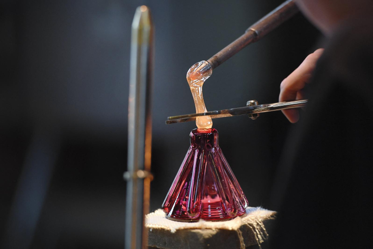 Fabrication d'une décoration de Noël au Centre international d'art verrier à Meisenthal (Moselle) ( AFP / FREDERICK FLORIN )